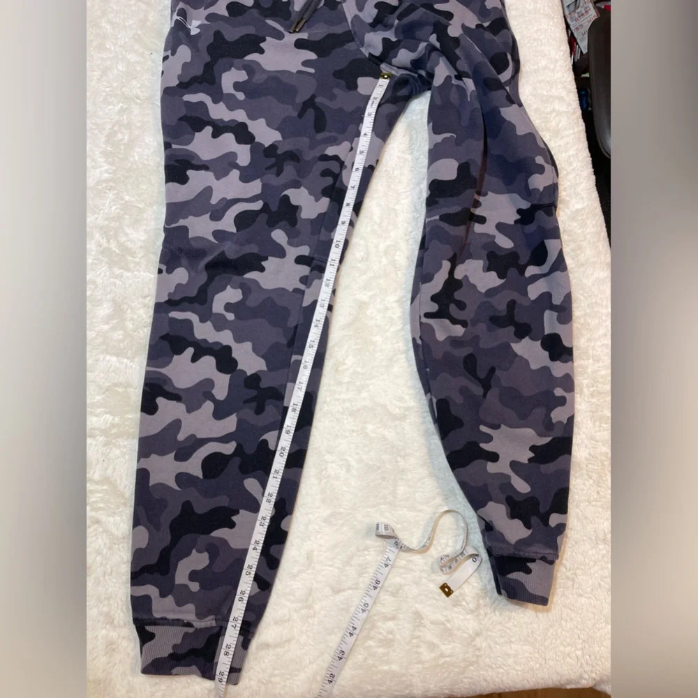 Under Armour size medium black & gray camo